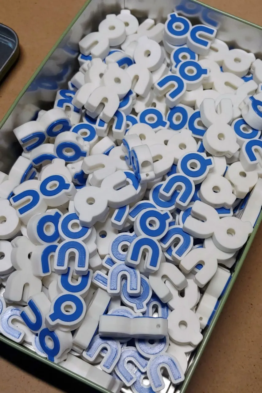 Oggetti brandizzati su misura stampati in 3D per On Cloud