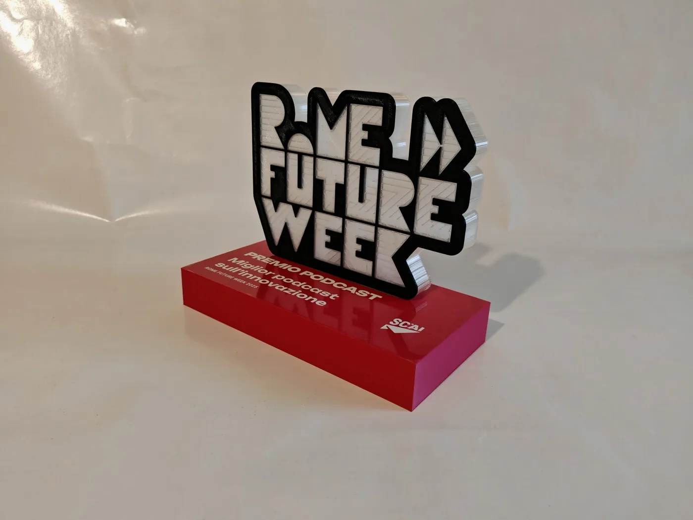 Il premio Rome Future Week visto di tre quarti, logo in rilievo e base con dedica